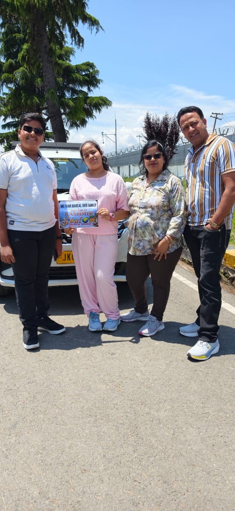 Mr Ravi Bansal and family welcomed to Kashmir by Shalom Tours & Travels